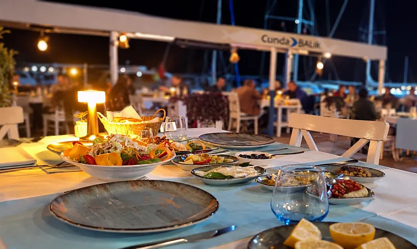 Fethiye'de Cunda Balık, deniz manzarası eşliğinde 12 ay hizmet veriyor