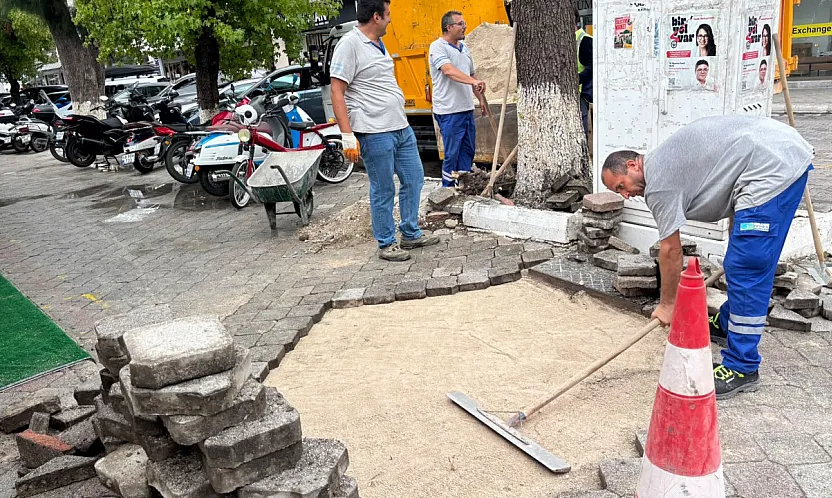 Fethiye'de deforme olan kaldırım parkeleri yenileniyor