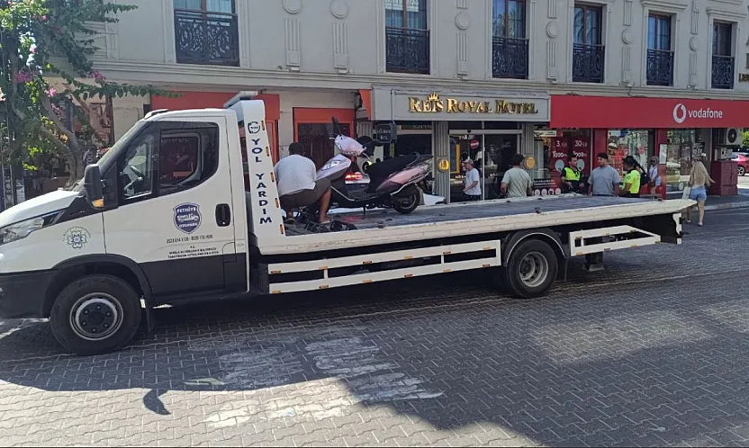 Fethiye'de Eksik Evraklı Motosiklet Çekiciyle Otoparka Götürüldü