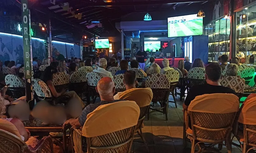 Fethiye'de final heyecanı: Yerli ve yabancı turistler ekranlara kilitlendi