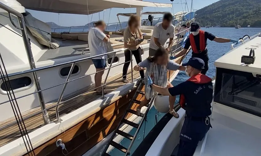 Fethiye'de gezi teknelerinde yaralanan iki kişiye tıbbi tahliye gerçekleştirildi