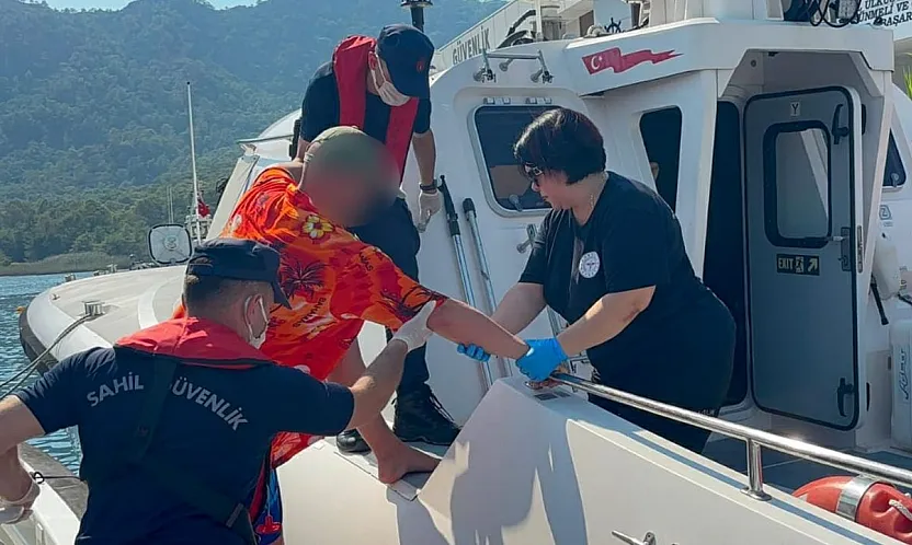 Fethiye'de gezi teknesinde rahatsızlanan vatandaşa tıbbi tahliye