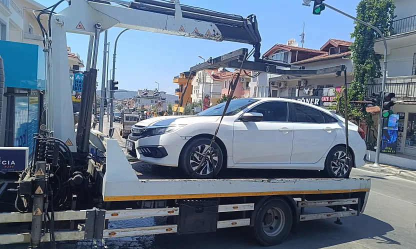 Fethiye'de hatalı park eden araç çekiciyle kaldırıldı