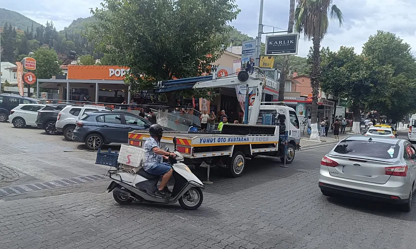 Fethiye'de hatalı park edilen araçlar çekildi