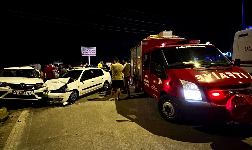 Fethiye'de iki otomobilin çarpışması sonucu 4 kişi yaralandı