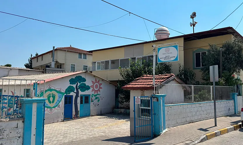 Fethiye'de ilk kez okul sırasına oturacak öğrenciler için kayıt heyecanı