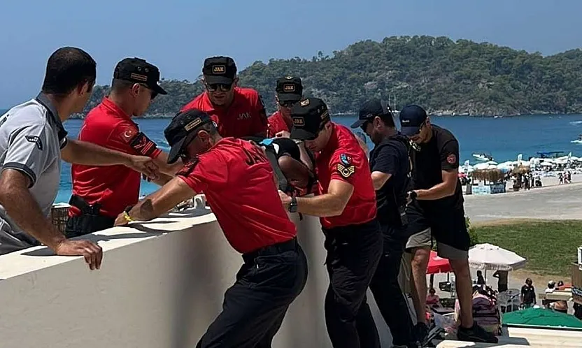 Fethiye'de işletmenin çatısına düşen yamaç paraşütü pilotu ile yolcusu yaralandı
