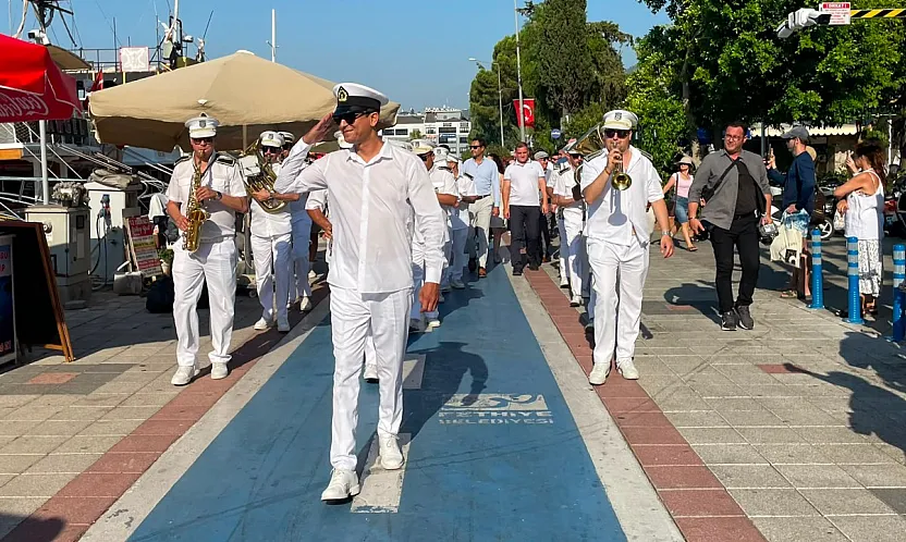 Fethiye'de Kabotaj Bayramı Coşkusu: Bando Eşliğinde Kortej Yürüyüşü