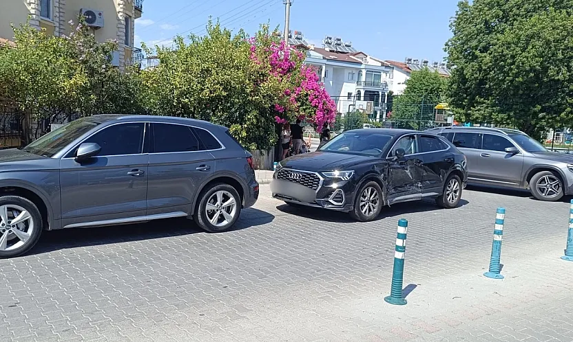 Fethiye'de kavşakta çarpışan araçlarda hasar oluştu