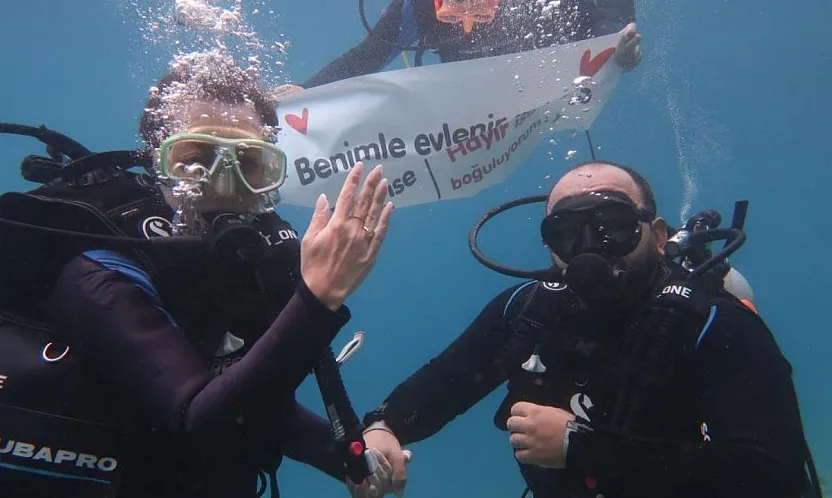 Fethiye'de kız arkadaşına 5 metre derinlikte evlenme teklif etti