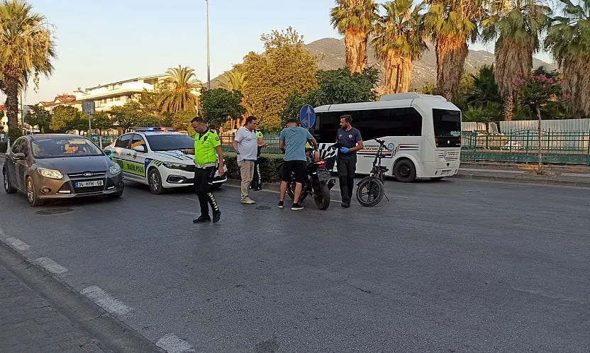 Fethiye'de Kontrolsüz Çıkış Kazaya Neden Oldu: Motosiklet Sürücüsü Hafif Yaralandı