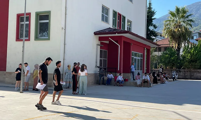 Fethiye'de KPSS Heyecanı: Adaylar Sınav İçin Okullara Akın Etti