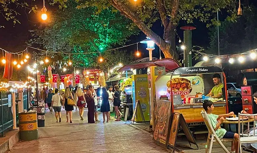 Fethiye'de Lezzet Sokağı Akşamları Turistlerin İlgi Odağı Oluyor