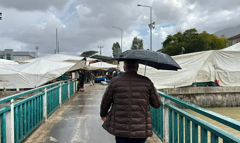 Fethiye'de Meteoroloji uyarısının ardından sağanak yağış etkili oluyor