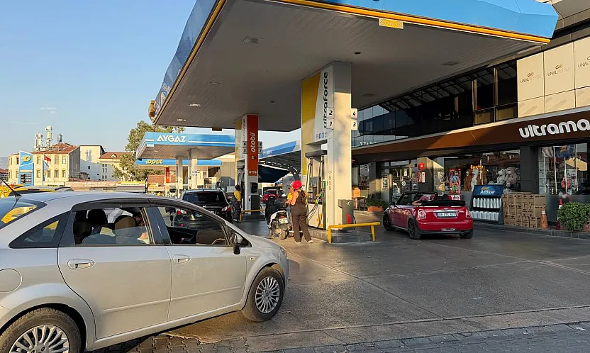 Fethiye'de Motorine Zam Öncesi Akaryakıt İstasyonlarında Kuyruk Oluştu
