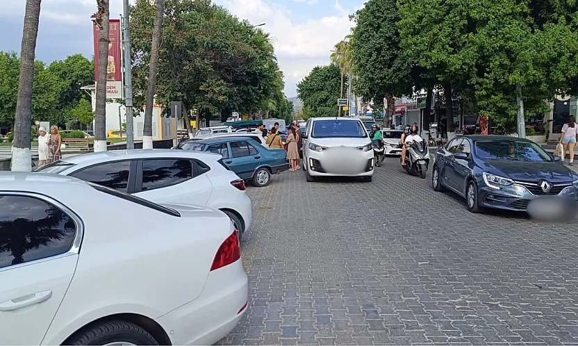 Fethiye'de Motosiklet Otomobilin Kapısına Çarptı