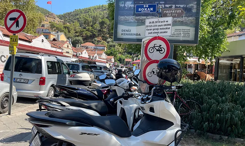 Fethiye'de Motosiklet Park Sorunu Büyüyor: Sürücüler Yasak Alanlara Park Etmek Zorunda Kalıyor