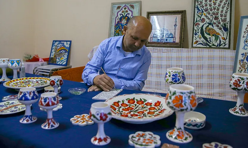 Fethiye'de odasını atölyeye dönüştüren bedensel engelli sanatçı 20 yıldır çini boyuyor
