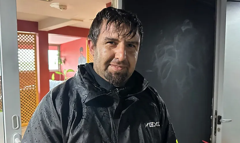 Fethiye'de örnek davranış: Kurye Vedat Yedikule, bulduğu çantayı yağmura rağmen sahibine ulaştırdı