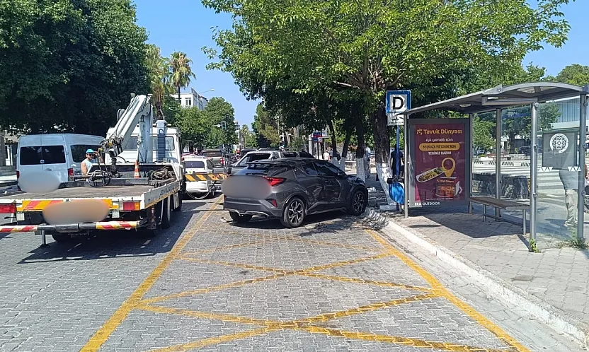 Fethiye'de otobüs durağına park eden araç çekiciyle kaldırıldı