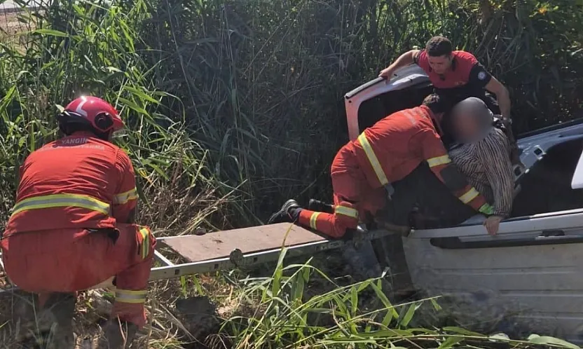 Fethiye'de otomobil dereye uçtu, Araçta mahsur kalan 2 kişi kurtarıldı