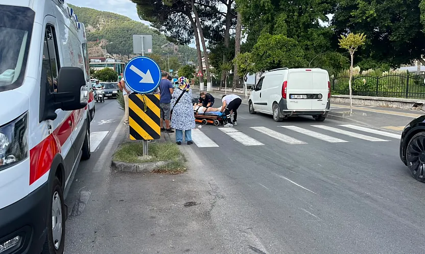 Fethiye'de otomobil motosiklete çarptı: 2 kişi hastaneye kaldırıldı