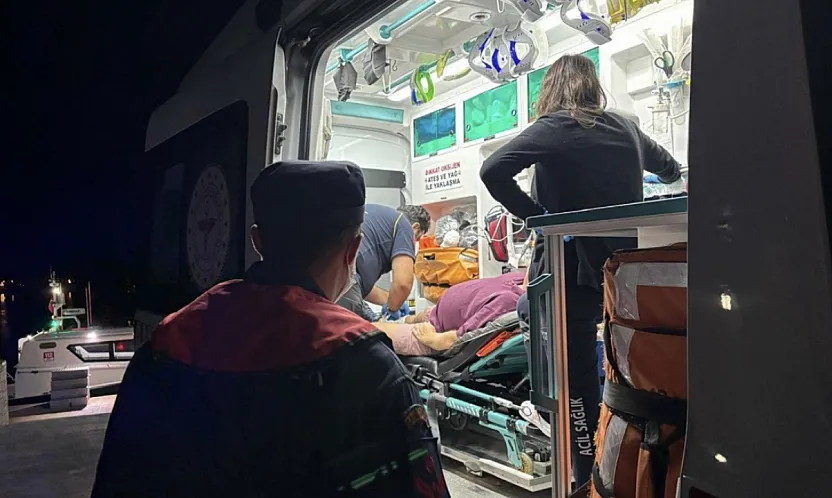 Fethiye'de özel teknede yaralanan vatandaşa denizden tahliye edildi