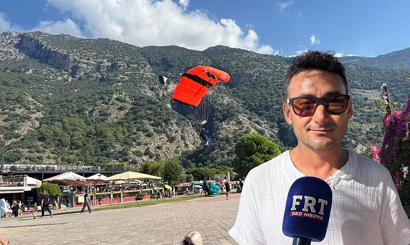 Fethiye'de paramotor gösterileri için deneyimli pilotlar gökyüzünde