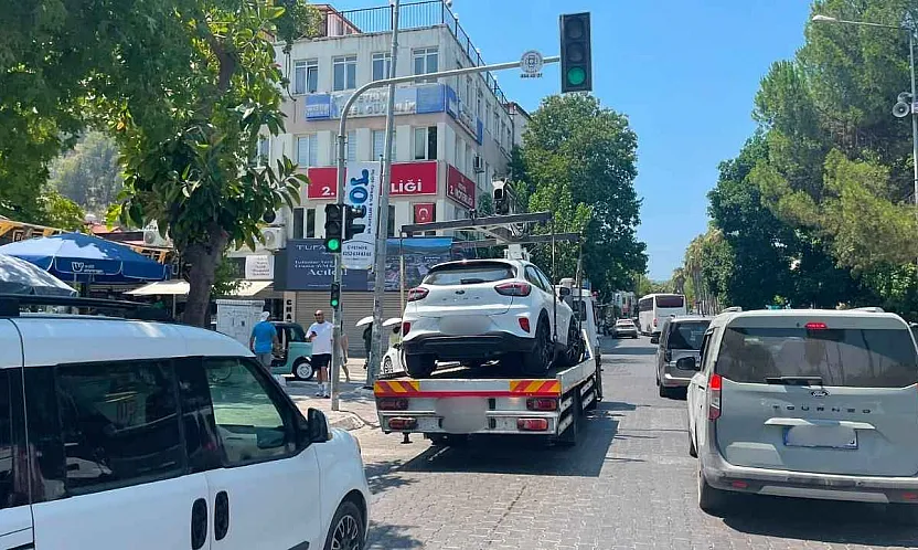 Fethiye'de park yasağını ihlal etti, aracı trafik ekiplerince çekildi
