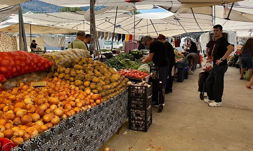 Fethiye'de Perşembe Pazarı'nda sebze ve meyve fiyatları