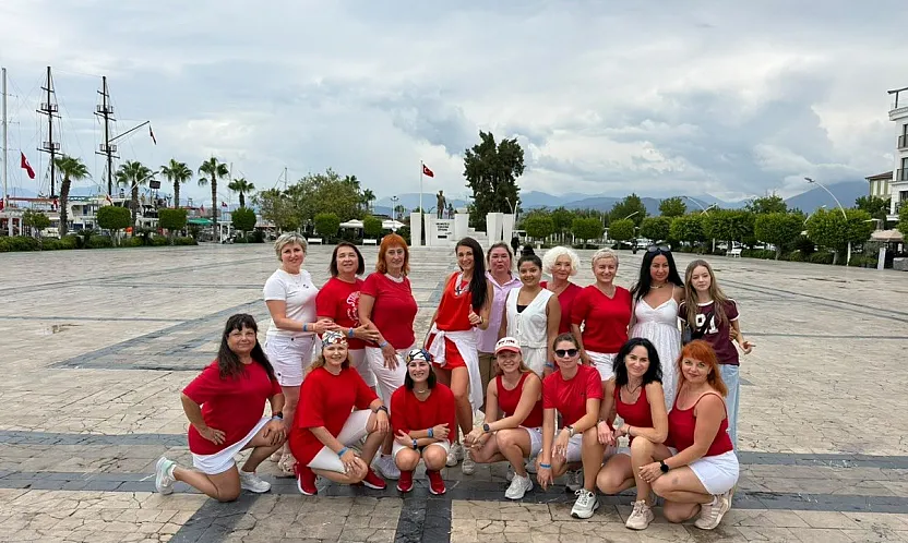 Fethiye'de Rus dans grubundan renkli gösteri
