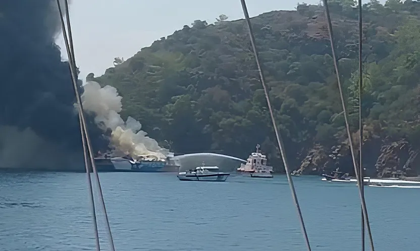 Fethiye'de tekne yangını: Katrancık Adası yakınlarında söndürme çalışmaları sürüyor