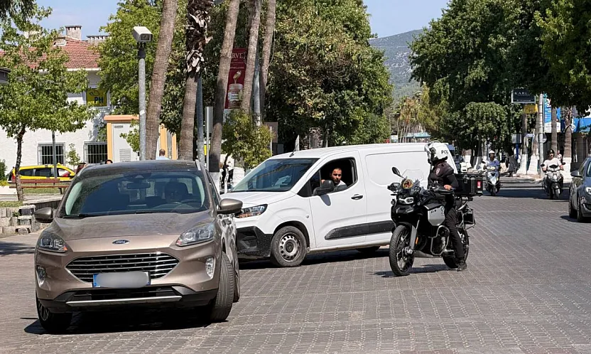Fethiye'de Trafik Denetimi: Hatalı Park Eden Sürücüler Tek Tek Uyarıldı