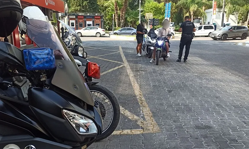 Fethiye'de Trafik Denetimi: Kandönmezler Kavşağı'nda Sürücüler Kontrolden Geçti