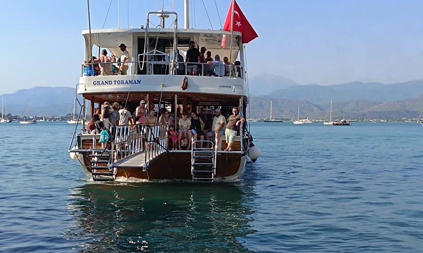 Fethiye'de turistlerin tekne turu keyfi sürüyor