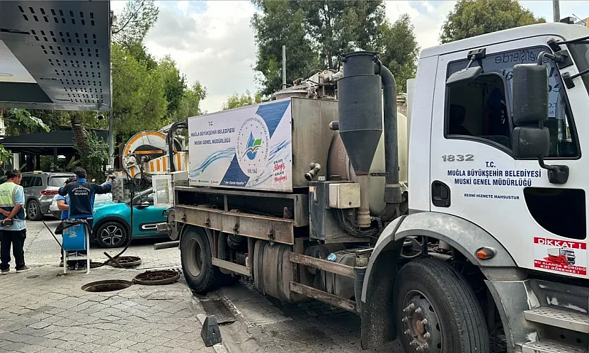 Fethiye'de yağmur öncesi mazgal ve kanalizasyon temizliği
