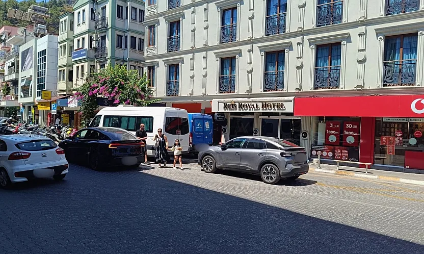 Fethiye'de yaz sezonuyla birlikte trafik yoğunlaştı, durak ihlalleri arttı