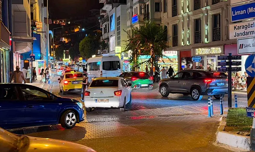 Fethiye'de yaz yoğunluğu akşam saatlerinde trafiğe yansıyor