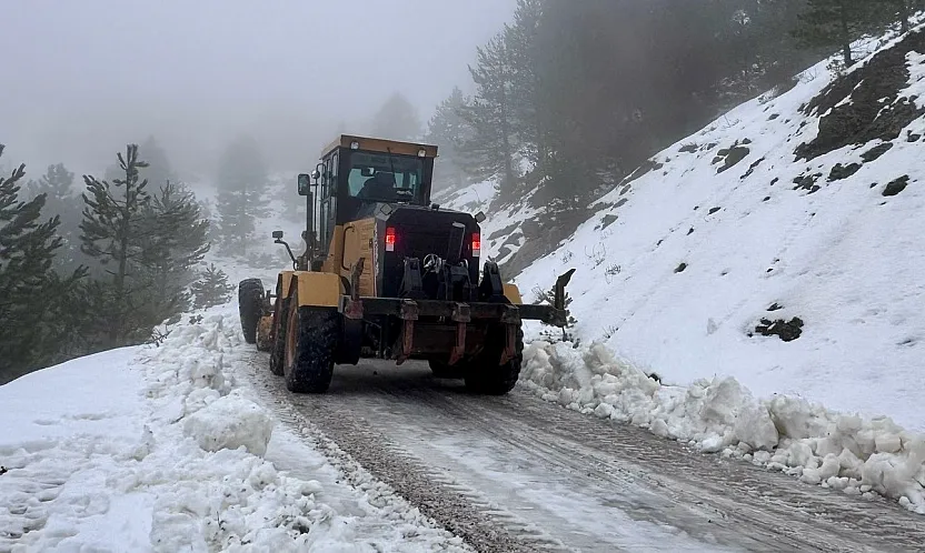 Fethiye'de yüksek kesimlerde karla mücadele sürüyor
