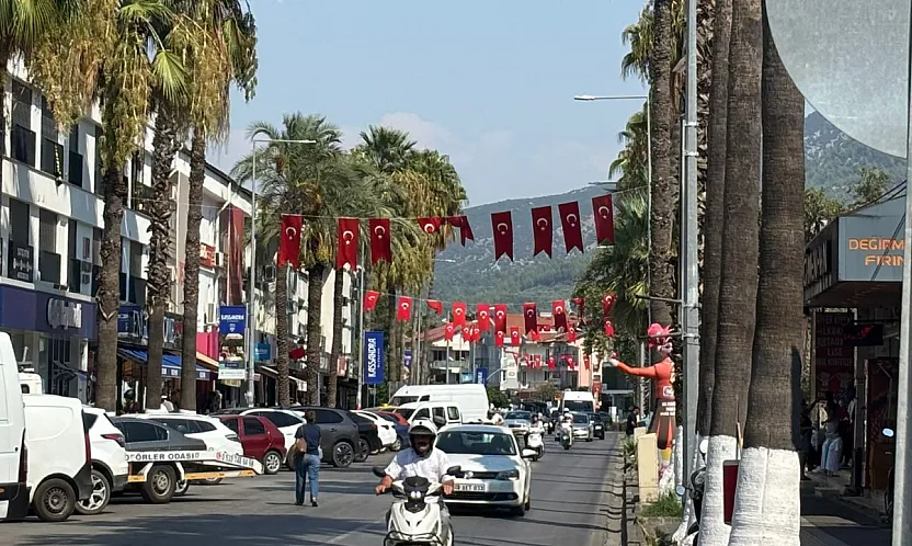 Fethiye'de Zafer Bayramı gururu: Caddeler ay yıldızlı bayraklarla donatıldı