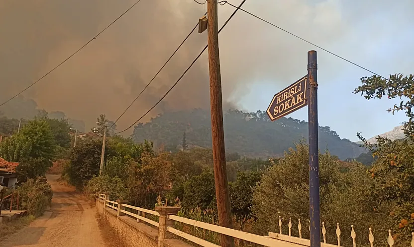 Fethiye'deki orman yangınında alevler İnlice Mahallesi'ne ulaştı, tahliyeler başladı