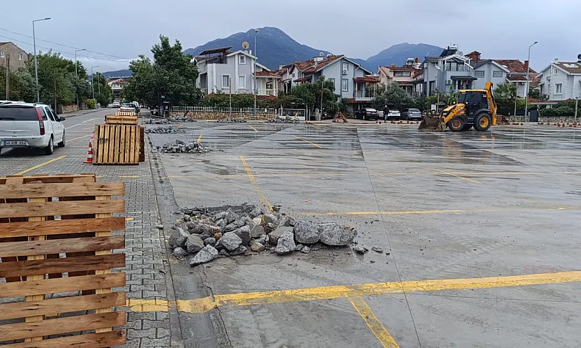 Fethiye Foça'da kurulan 'Pazar Pazarı'nın üzeri kapatılıyor