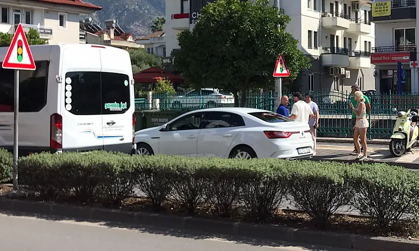 Fethiye İnönü Bulvarı'nda kaza: Motosiklet otomobile çarptı