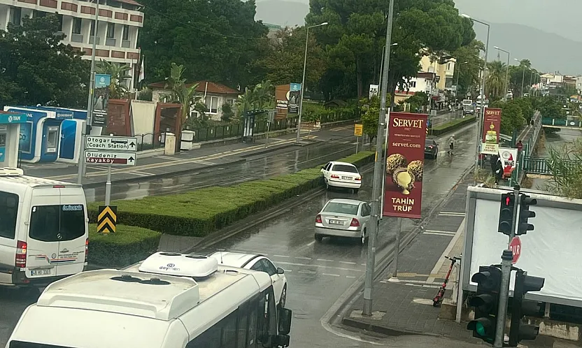Fethiye Köprübaşı'nda araç refüje çıktı