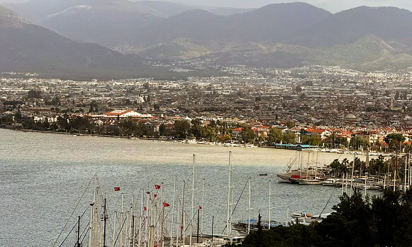 Fethiye Körfezi Çamur Rengini Aldı