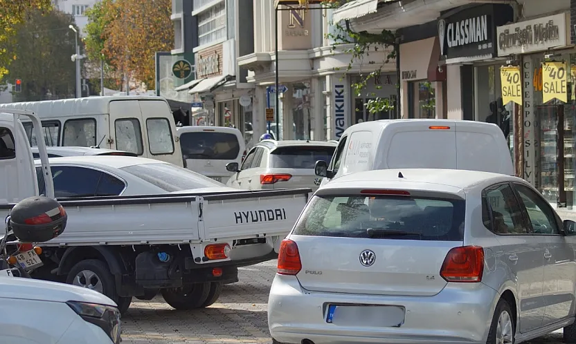 Fethiye merkezde trafik çilesi büyüyor: Çift sıra park isyan ettiriyor