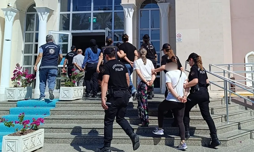 Fethiye merkezli göçmen kaçakçılığı operasyonunda yakalanan 18 şüpheli adliyeye getirildi