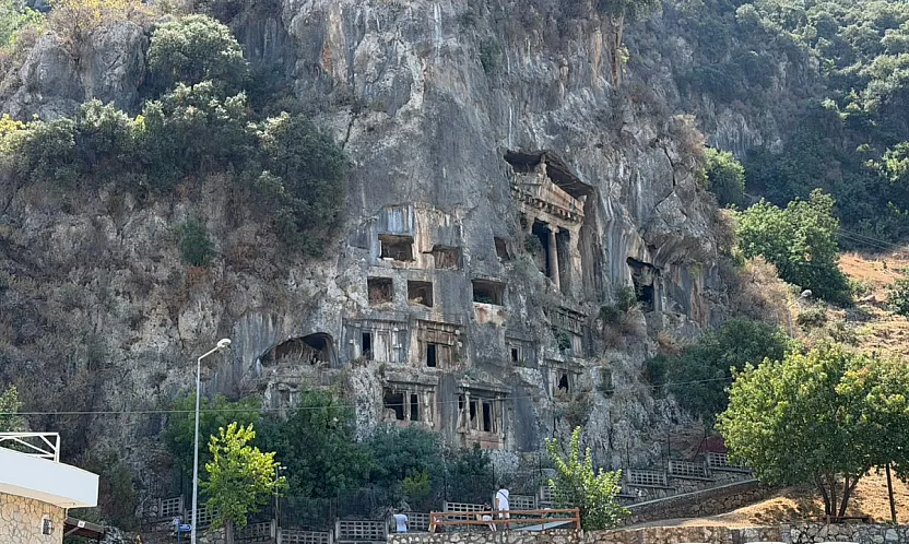 Fethiye'nin Binlerce Yıllık Tarihi Amintas Kaya Mezarları Ziyaretçilerini Büyülüyor