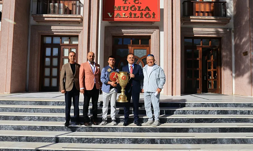 Fethiye'nin genç pehlivanı Kadir Buğra Dikik, şampiyonluk kupasını Vali Akbıyık'a sundu