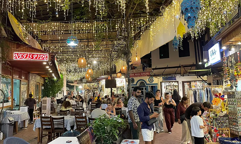 Fethiye'nin tarihi kalbi 'Paspatur' yaz akşamlarında dolup taşıyor